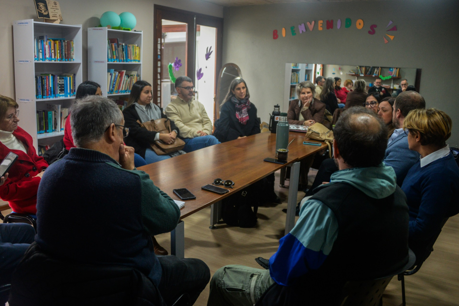Personas reunidas en mesa