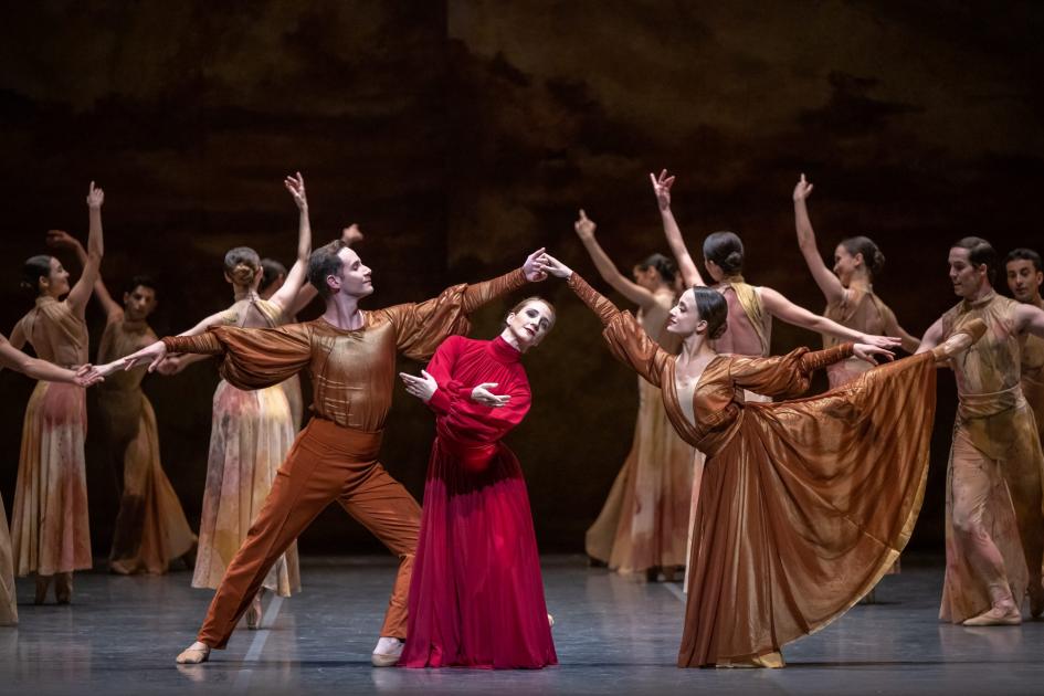 La música de Chopin desata una serie de imágenes que envuelven a la protagonista en un sueño Bailarines