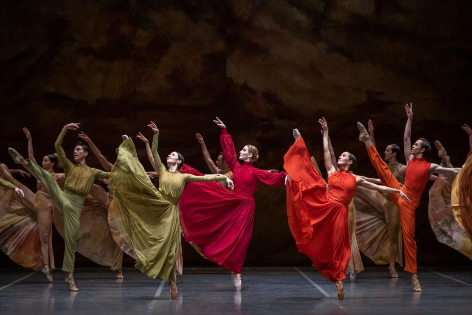 La obra se realizó con música adaptada e interpretada en vivo por el pianista Esteban Urtiaga Bailarines en el escenario