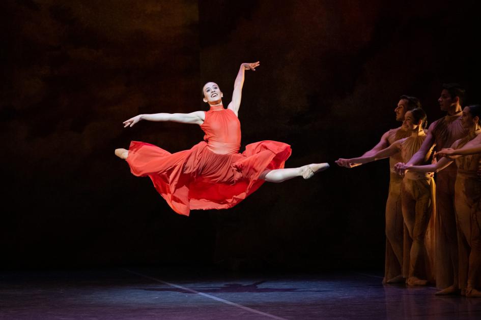 La obra está inspirada en el histórico ballet “Chopiniana” de Michel Fokine Bailarina saltando