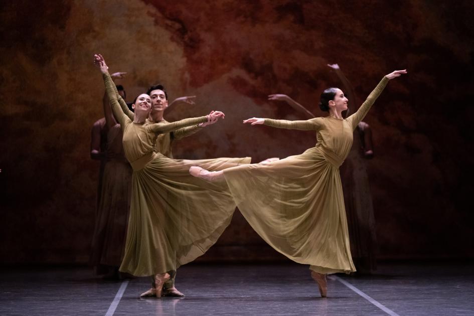 En el sueño se une la danza con los valses, mazurkas y nocturnos del compositor Dos mujeres bailando