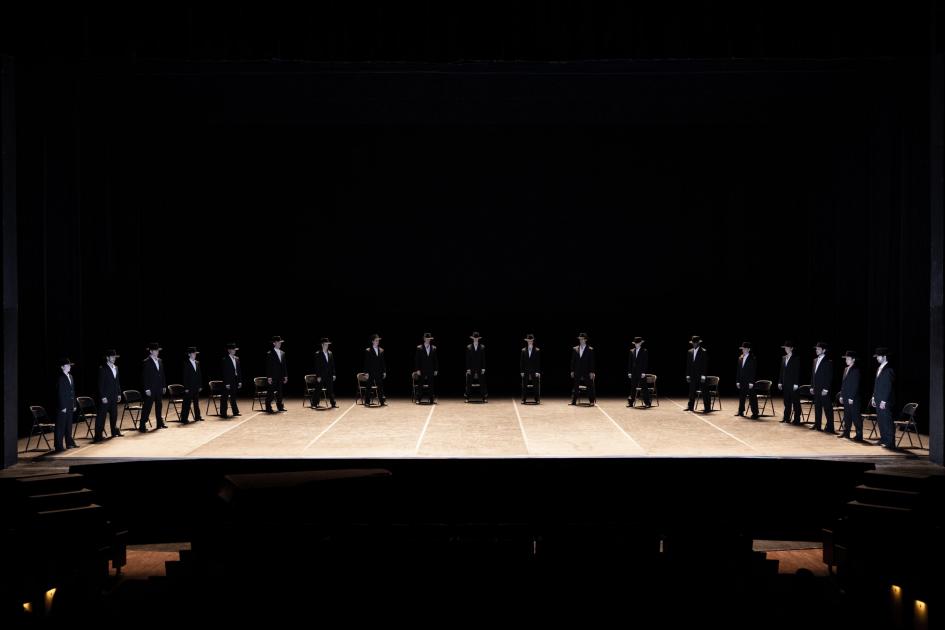 Bailarines Bailarines en el escenario sentados