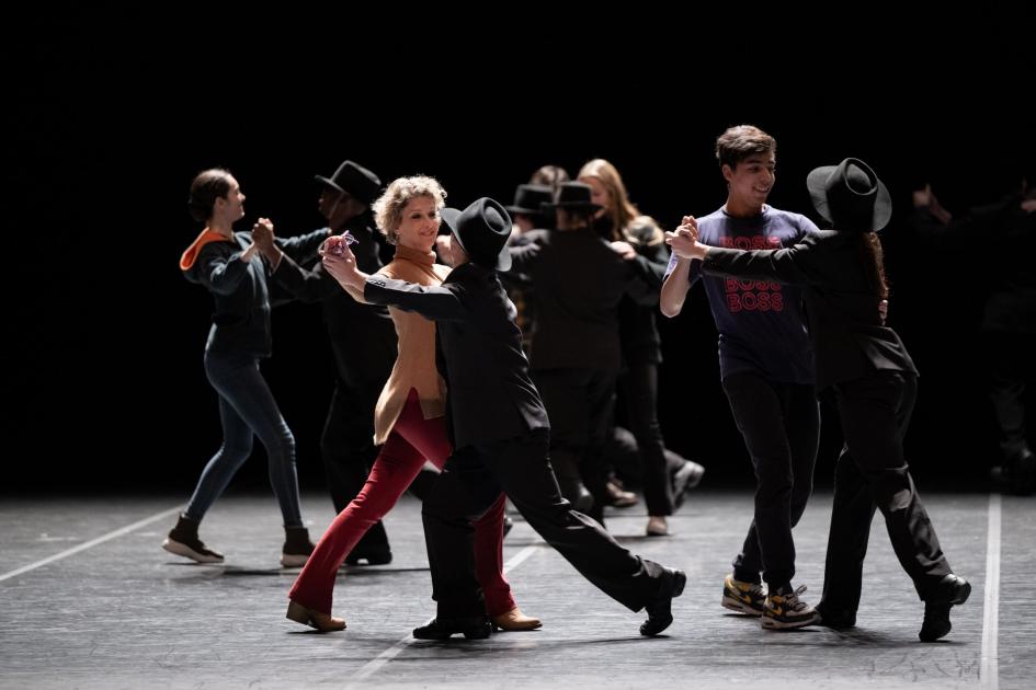 Minus 16 no solo se deleita en su propia excentricidad, sino que también celebra el gozo de bailar Bailarines bailando con personas del público