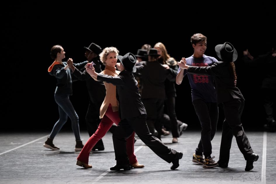 Bailarines bailando con personas del público