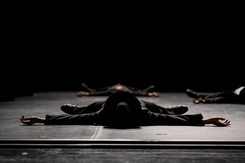 Empuja a los bailarines a desafiarse a sí mismos de maneras nuevas y diferentes Bailarín tirado en el piso