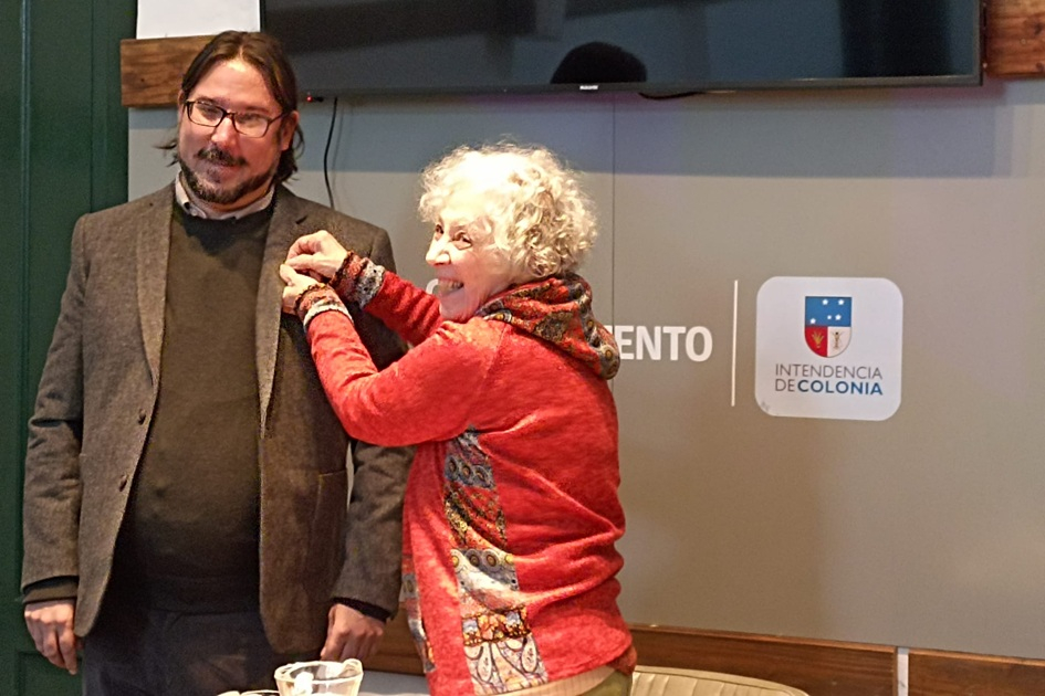 Sebastián Rivero recibiendo el pin institucional