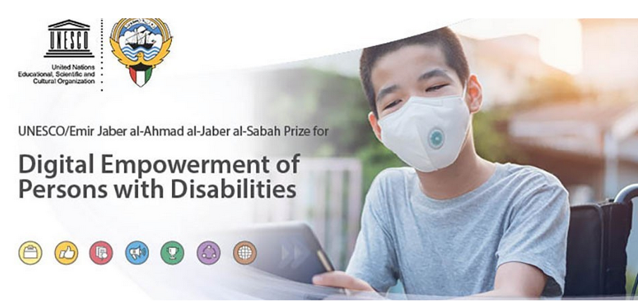 Premio UNESCO/Emir Jaber al-Ahmead al-Jaber al-Sabah sobre el Empoderamiento Digital de personas con Discapacidad Adolescente con una tablet