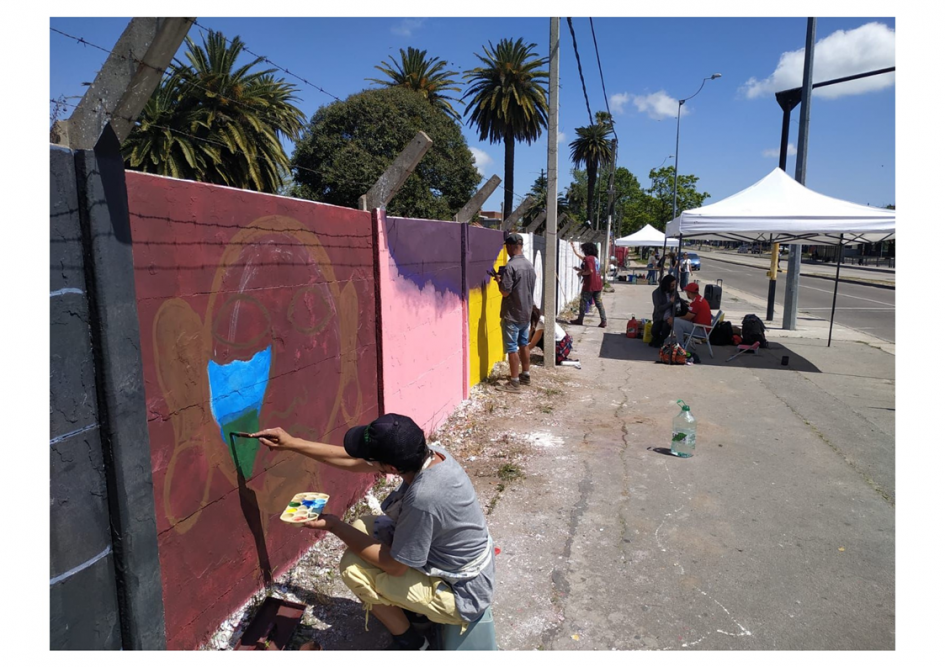 Intervención artística en barrio Ituzaingó hombre pintando un mural