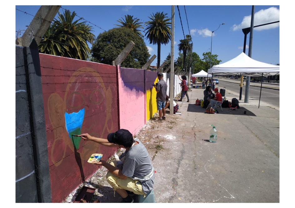 hombre pintando un mural