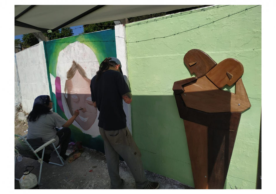 Intervención artística en barrio Ituzaingó dos personas pintando un mural
