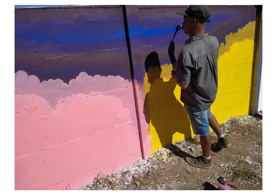 Intervención artística en barrio Ituzaingó hombre pintando un mural
