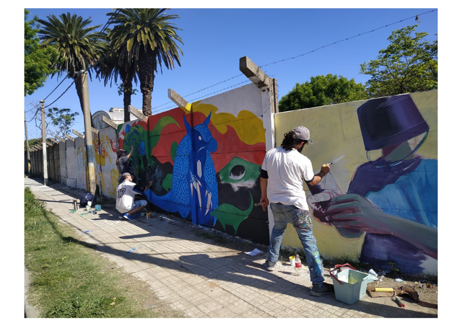 Intervención artística en barrio Ituzaingó hombre pintando un mural