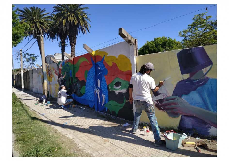 hombre pintando un mural