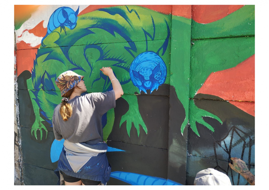 Intervención artística en barrio Ituzaingó hombre pintando un mural