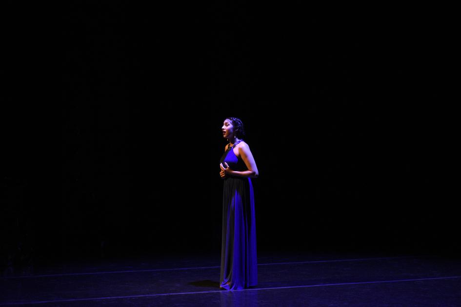 Mujer cantando en escenario