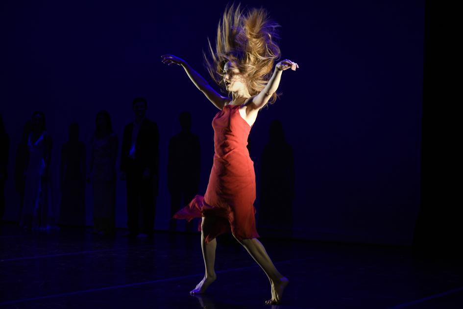 Mujer bailando danza contemporánea