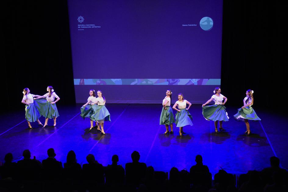 Mujeres bailando folclore