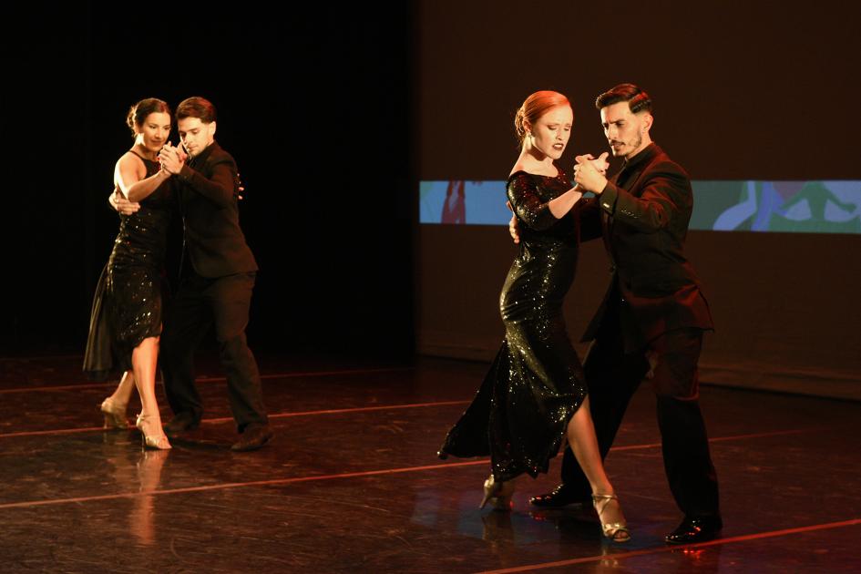 Dos parejas bailando tango