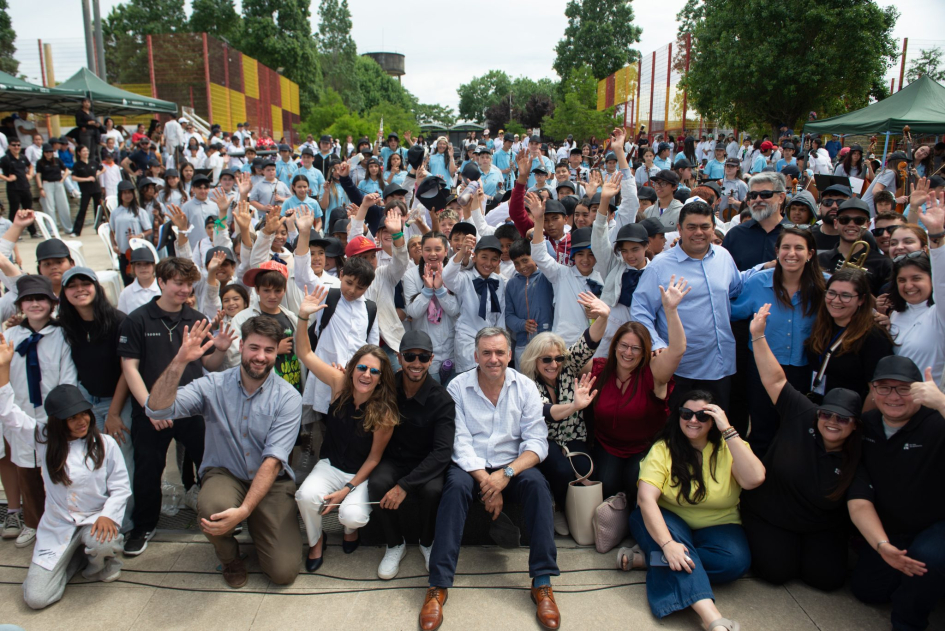 Personas posando para foto.