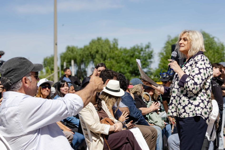 Persona hablando al público.