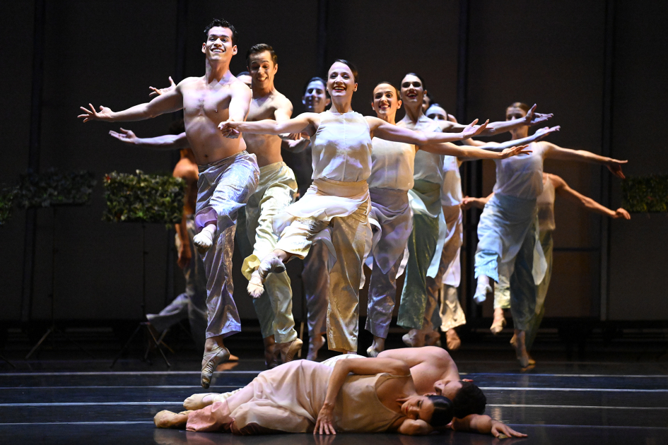 Bailarines en escenario