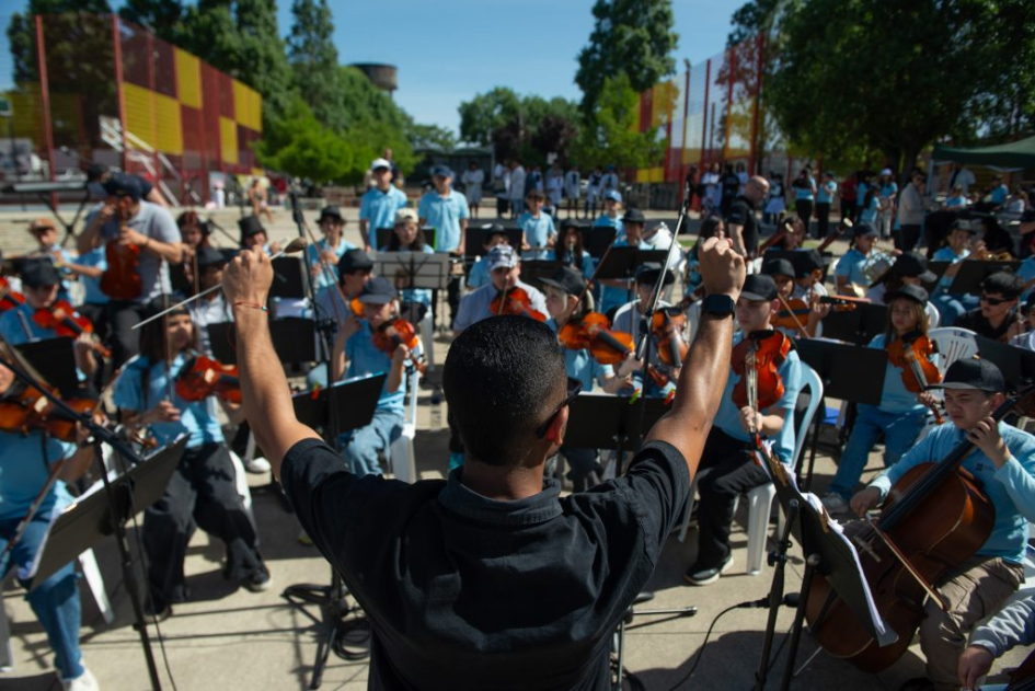 Plano general de una orquesta.