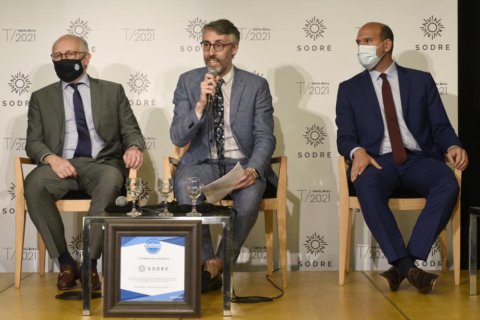 Autoridades en conferencia de prensa