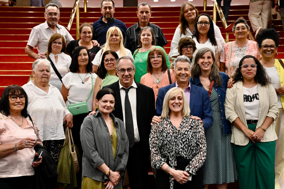 Personas posan para foto