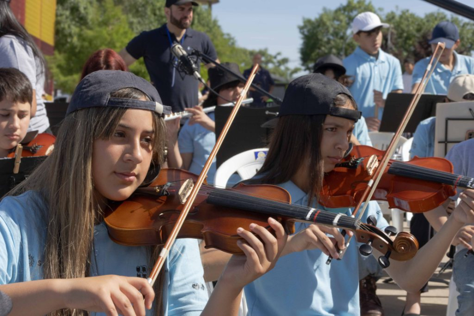 Jóvenes tocando el violín.