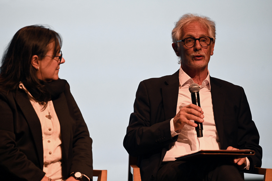 Subsecretaria Gabriela Verde y representante del Comité de Gestión, Jorge Nández