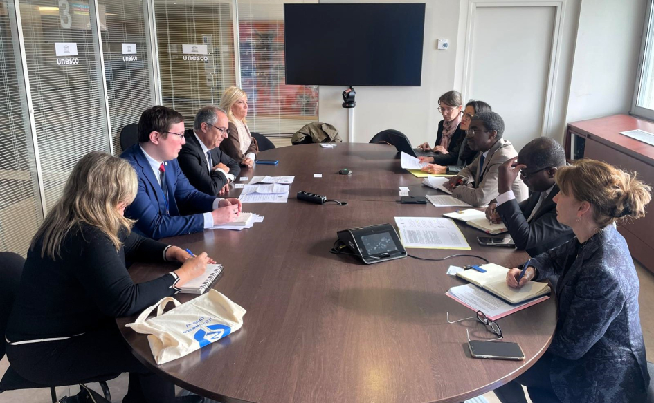 Mahía y el sub director (i) para la Cultura de UNESCO, Lazare Eloundou Assomo Mahía y el sub director (i) para la Cultura de UNESCO, Lazare Eloundou Assomo