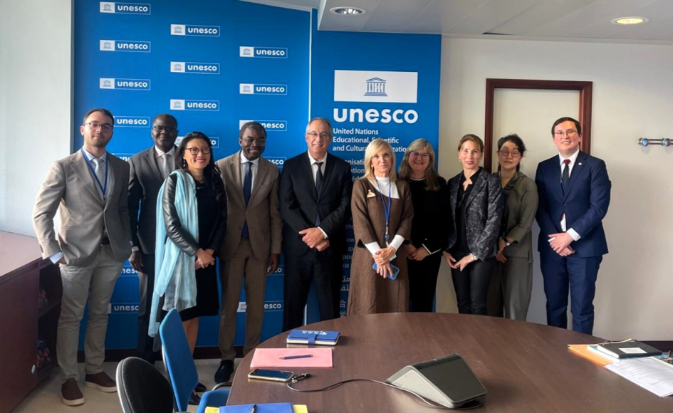 Mahía y el sub director (i) para la Cultura de UNESCO, Lazare Eloundou Assomo Mahía y el sub director (i) para la Cultura de UNESCO, Lazare Eloundou Assomo