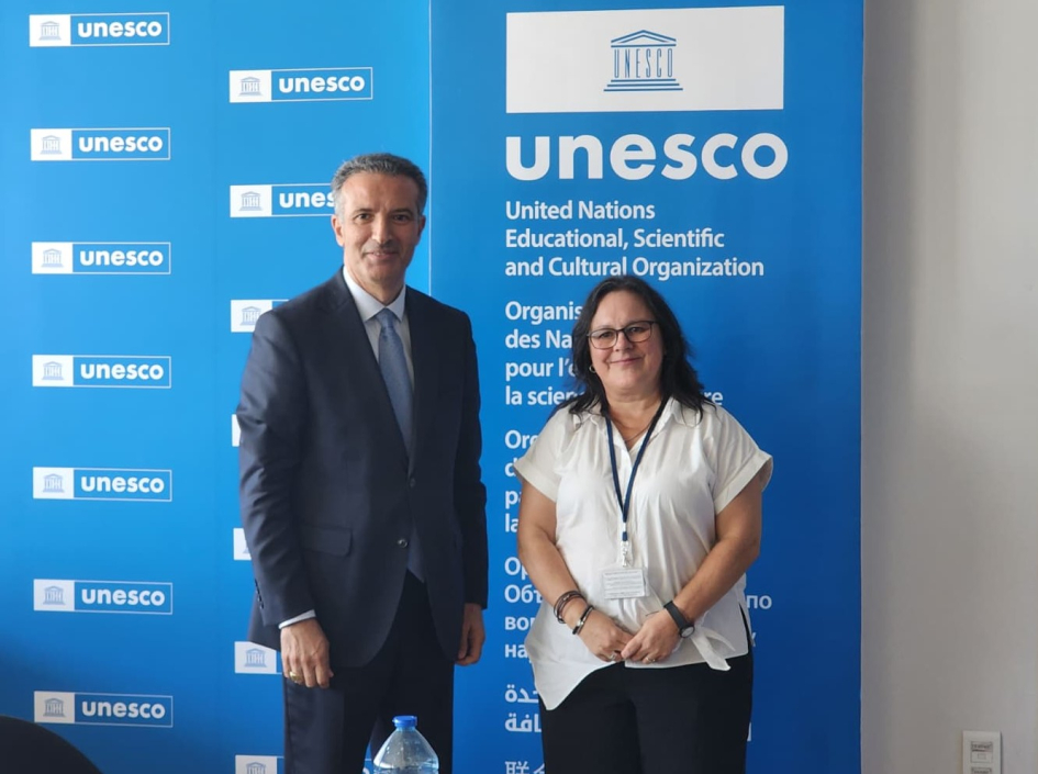 Subsecretaria participó en reunión internacional sobre educación inclusiva Subsecretaria posa para foto con autoridad de la educación