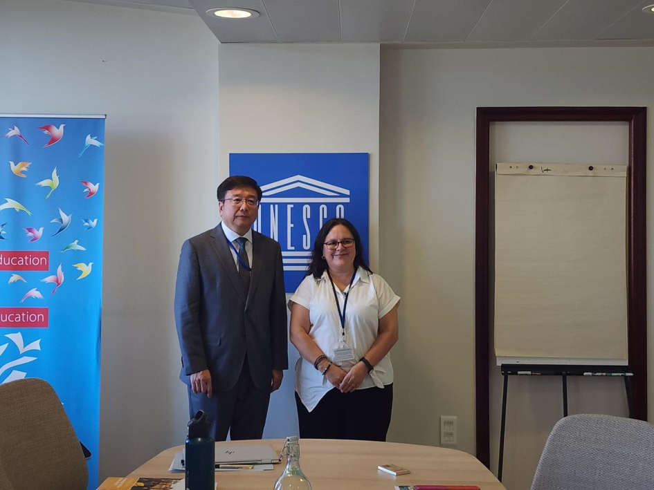 Subsecretaria participó en reunión internacional sobre educación inclusiva Subsecretaria posa para foto con autoridad de la educación
