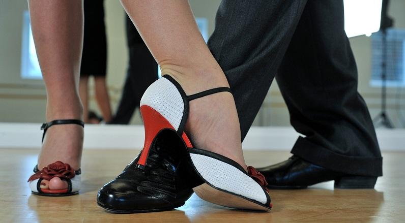Tango Pies de dos personas bailando tango.