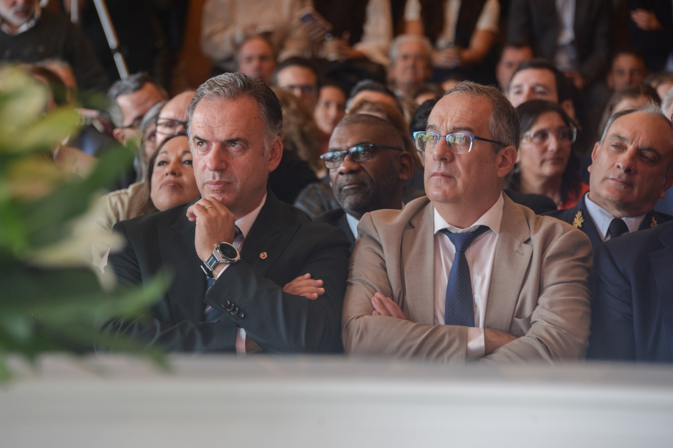 Autoridades en primera fila