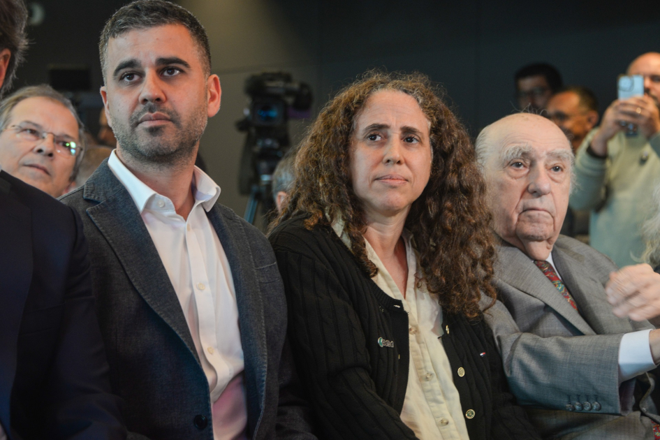 Autoridades sentadas en primera fila