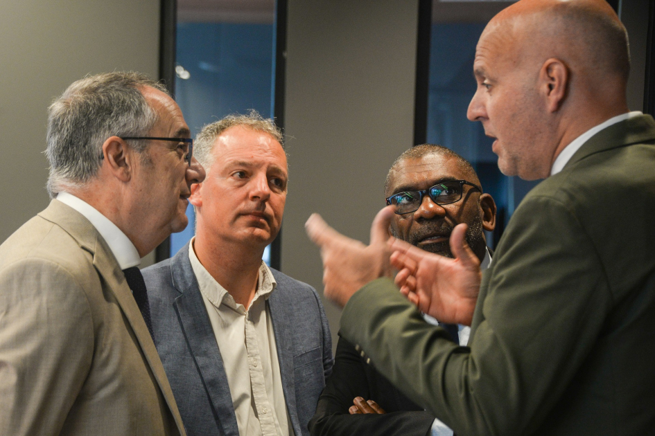 Autoridades en ronda conversando