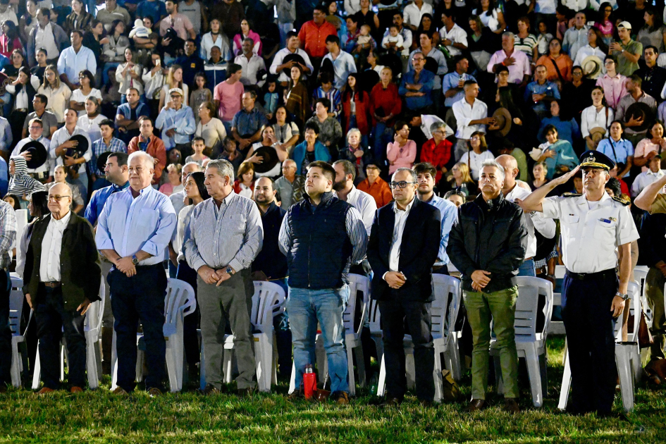 Autoridades en fila posan para foto