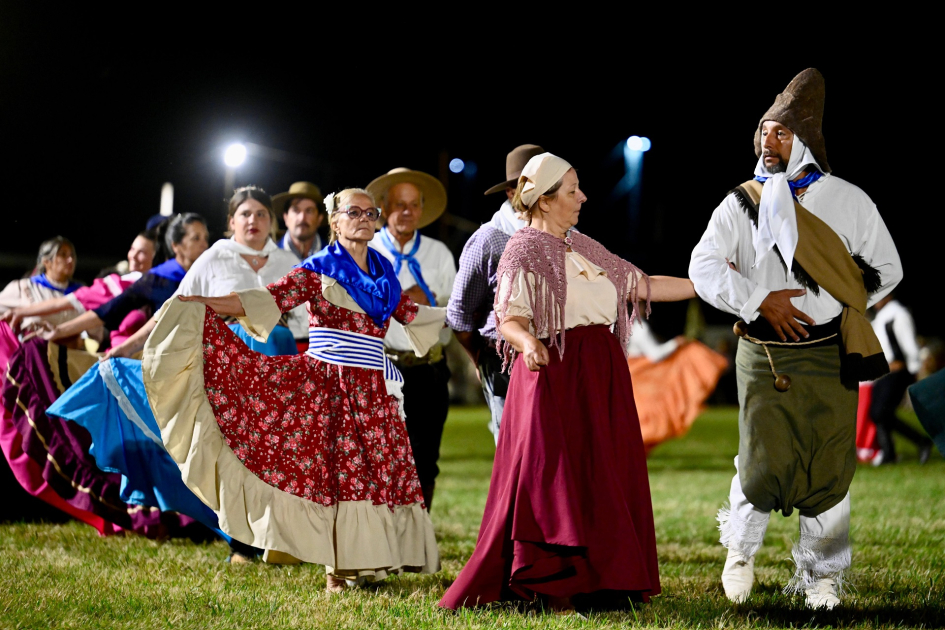 Parejas bailando El Pericón
