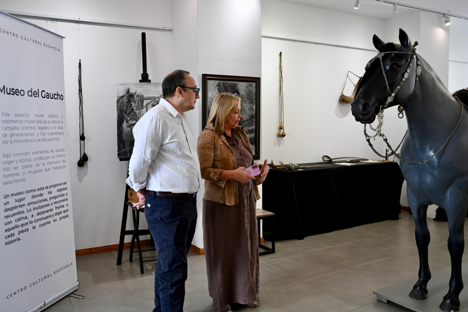 Autoridades recorriendo el Museo de Arte y el Museo del Gaucho