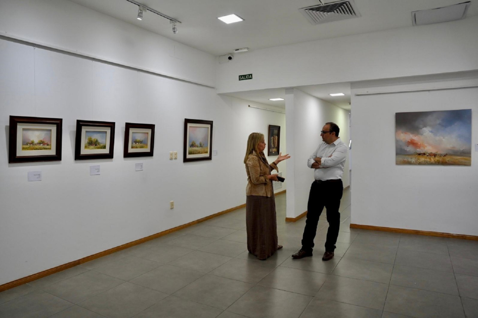Plano general de la sala del museo con autoridades en recorrida