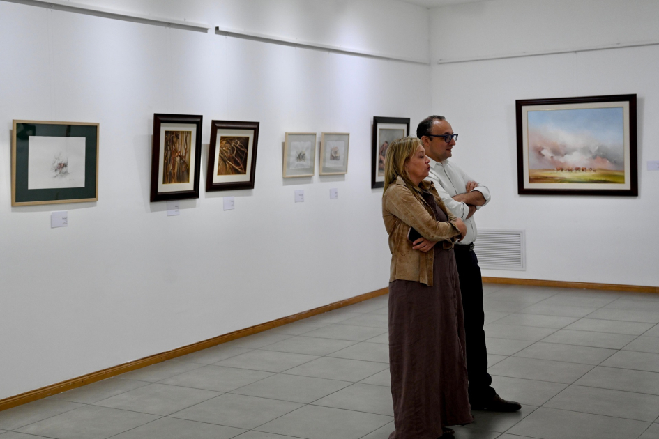 Plano general de la sala del museo con autoridades en recorrida