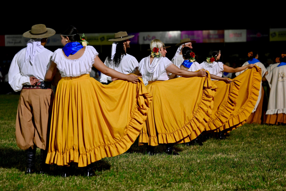 Parejas de espaldas con trajes de gaucho