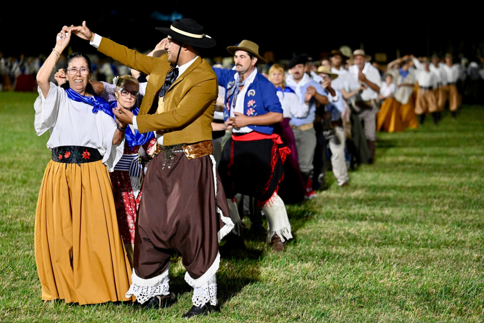 Parejas en fila bailando