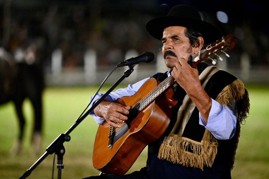 Hombre tocando la guitarra