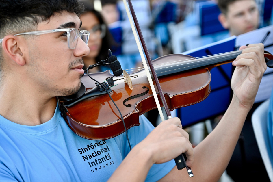Jóvenes tocando instrumentos de orquesta