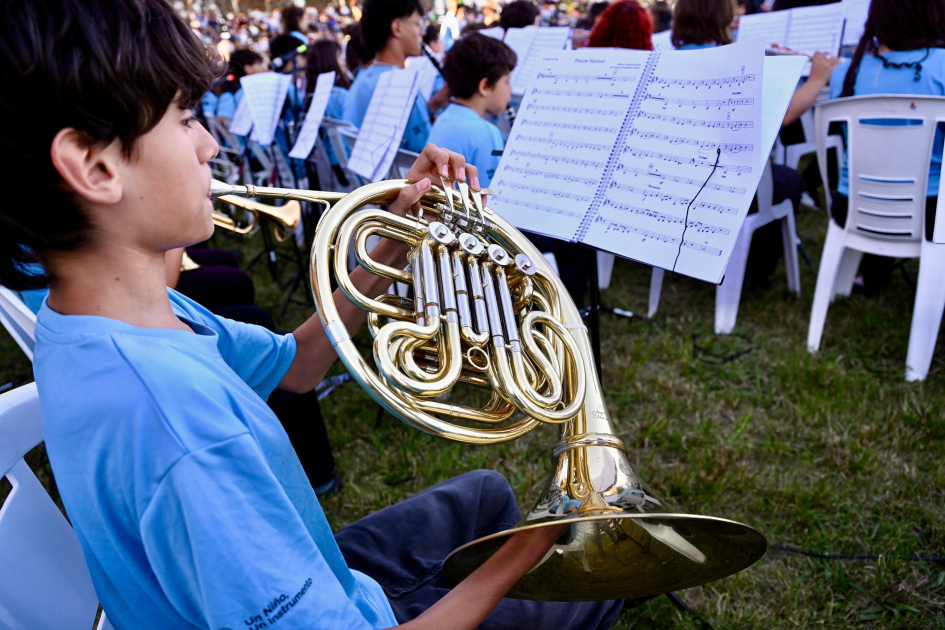 Jóvenes tocando instrumentos de orquesta