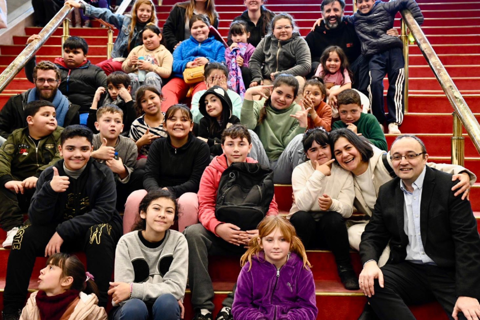 Momentos previos al inicio de Superniña. Niñas y niños en el hall del auditorio.