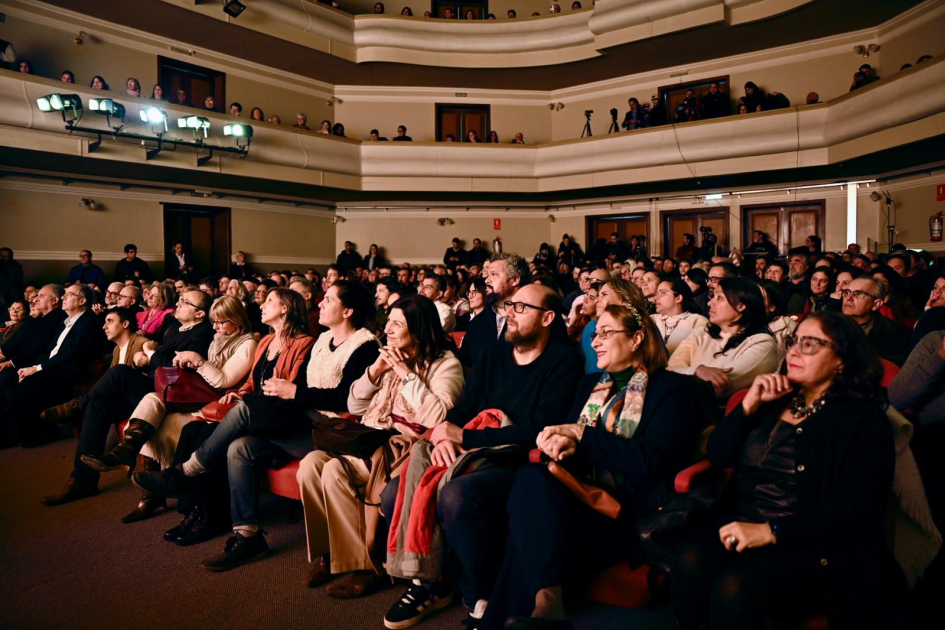 El acto oficial contó con la presencia de representantes nacionales. Plano general del público en el teatro